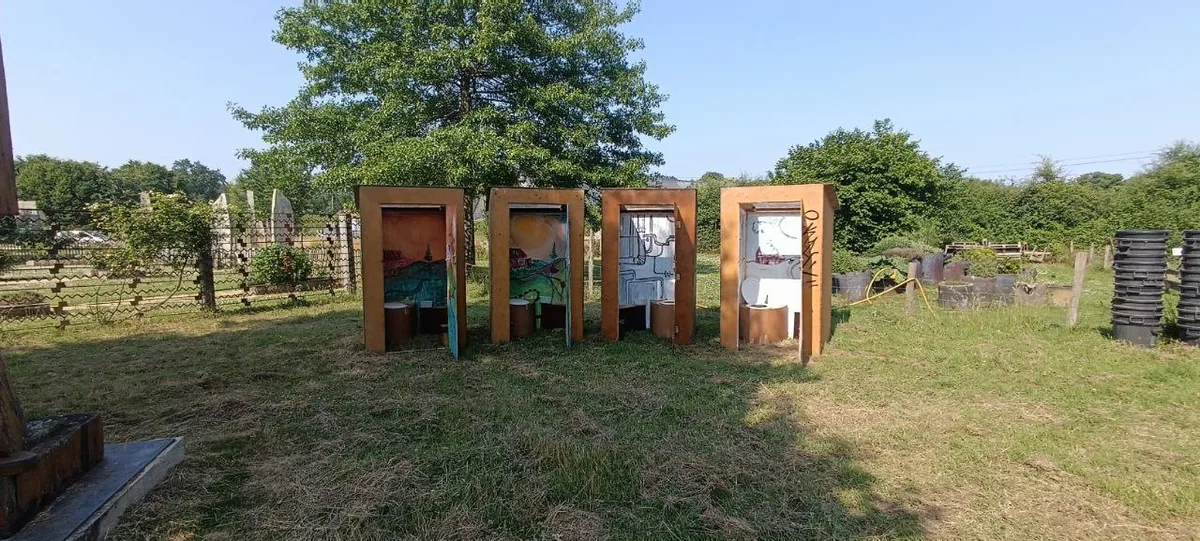 Cabines de toilettes sèches installées sur un site événementiel en extérieur
